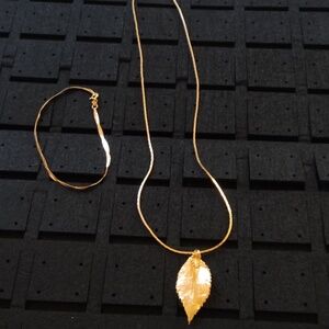 Necklace bracelet set
